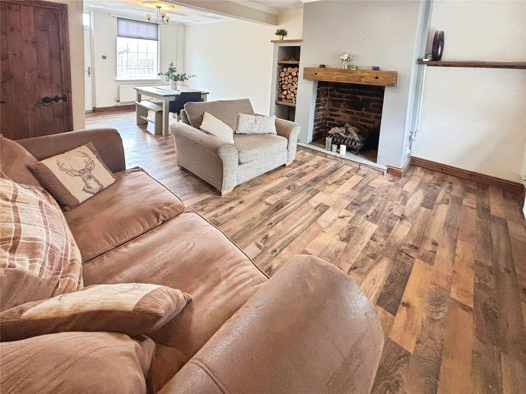 Property photo 3 of 14 Lounge