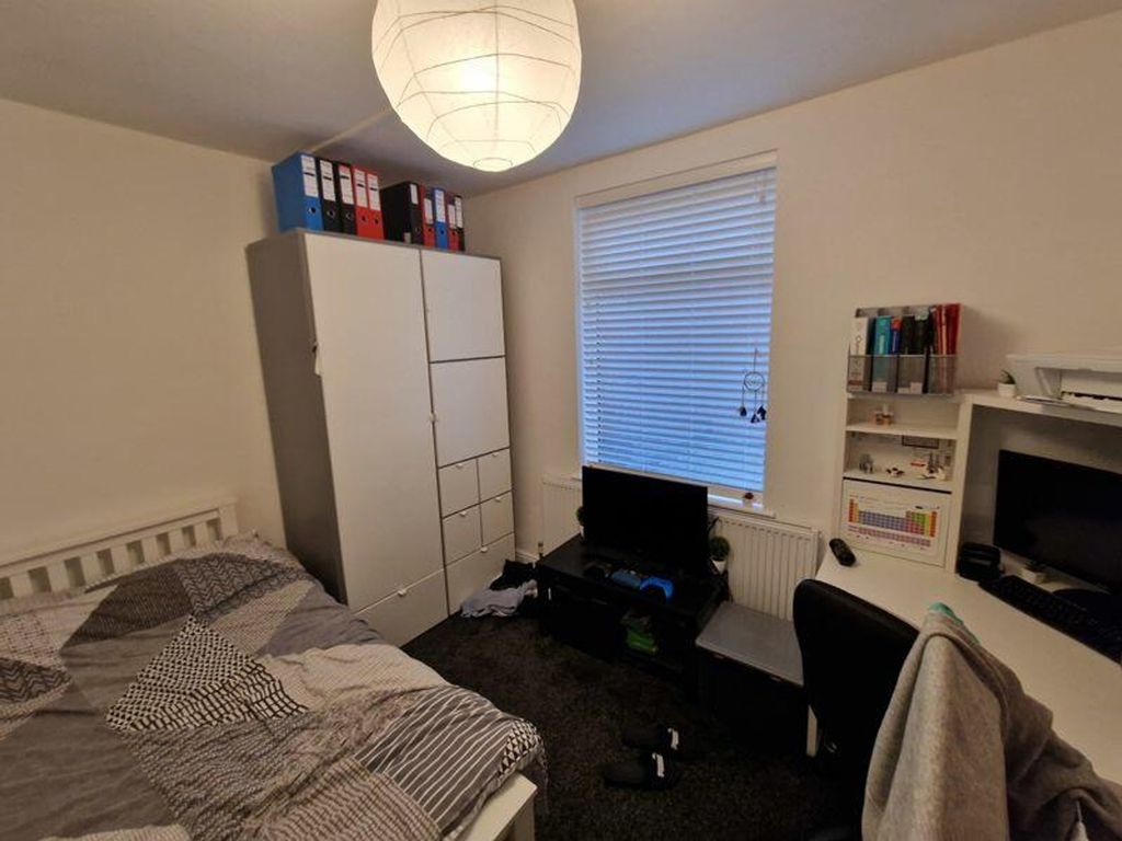 Property photo 1 of 6 A Cozy And Inviting Double Bedroom Featuring Ample...