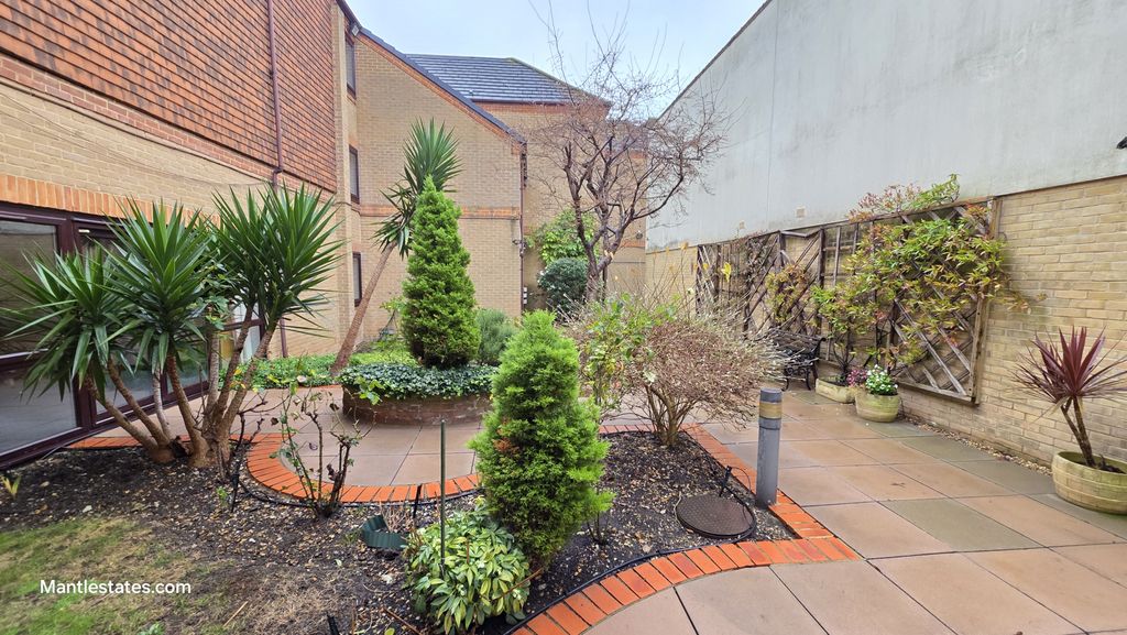 Property photo 3 of 16 Communal Gardens