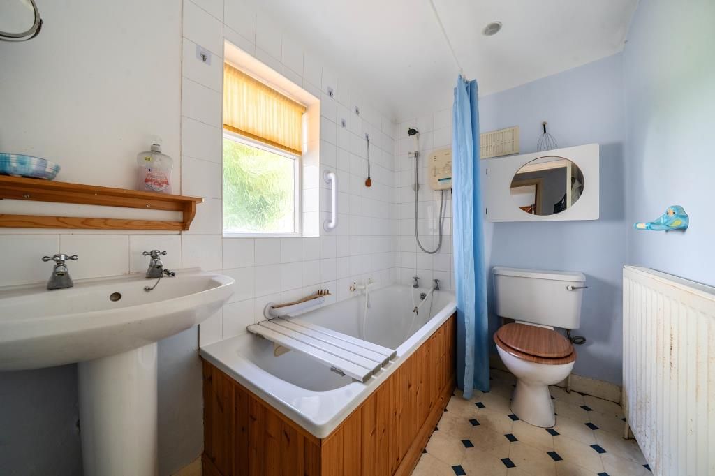 Property photo 2 of 20 Bathroom