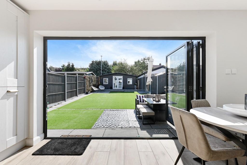 Property photo 3 of 22 Hartfield Road (32).Jpg