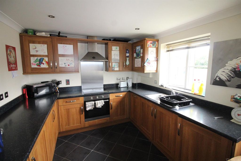 Property photo 2 of 8 Kitchen