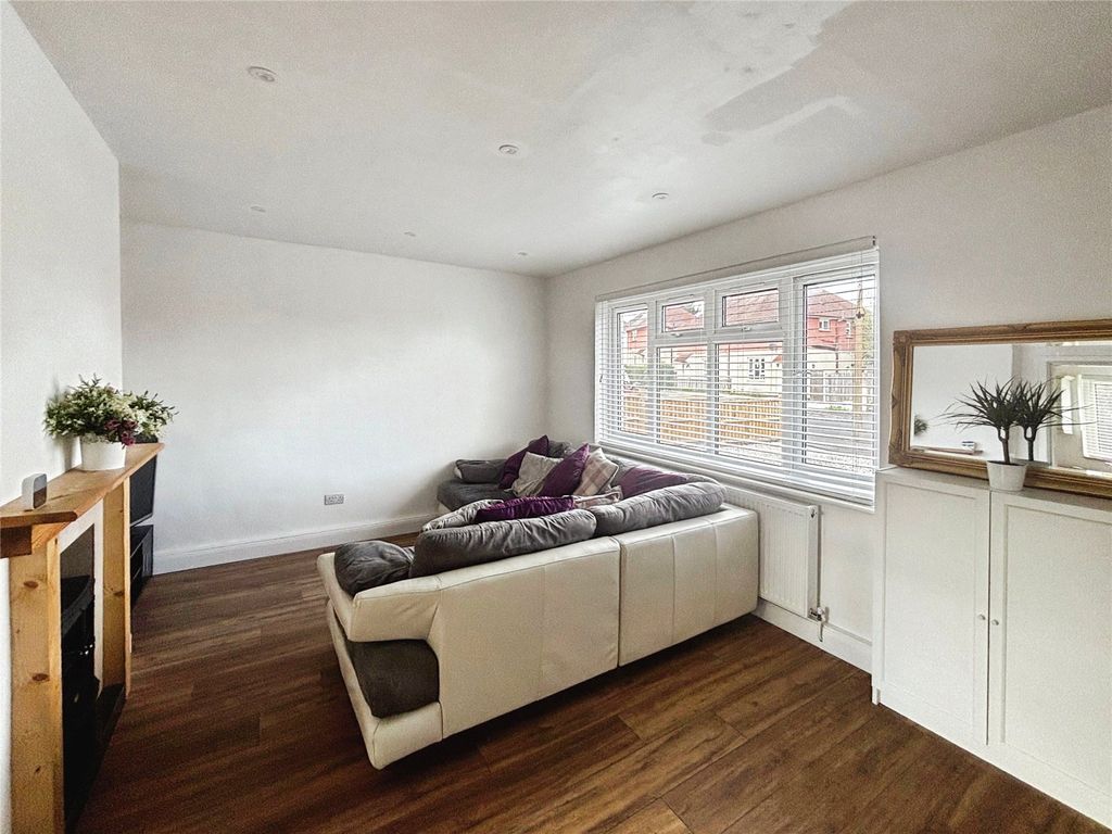 Property photo 2 of 15 Lounge