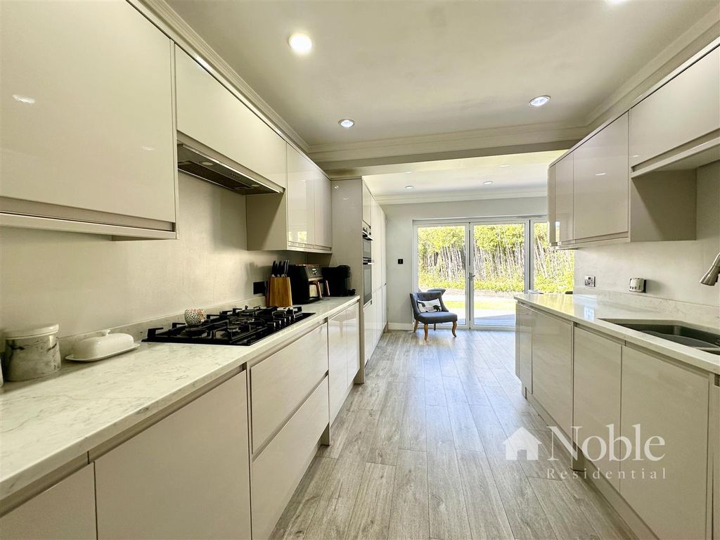 Property photo 3 of 23 Kitchen/Breakfast Room