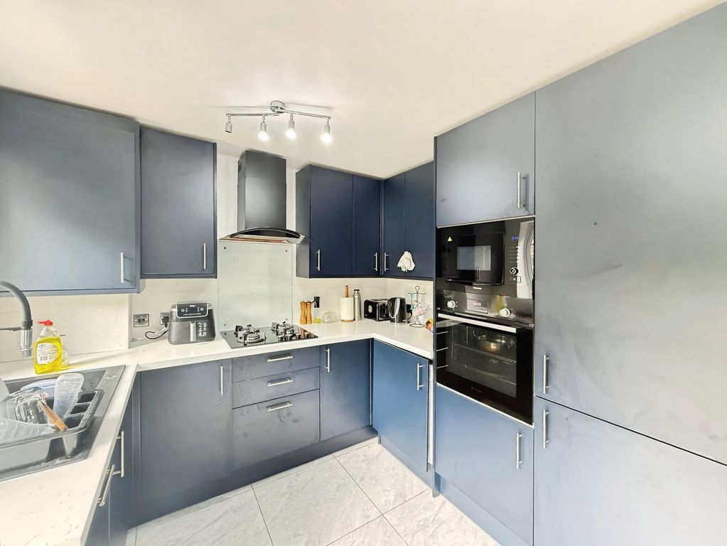 Property photo 2 of 9 Kitchen