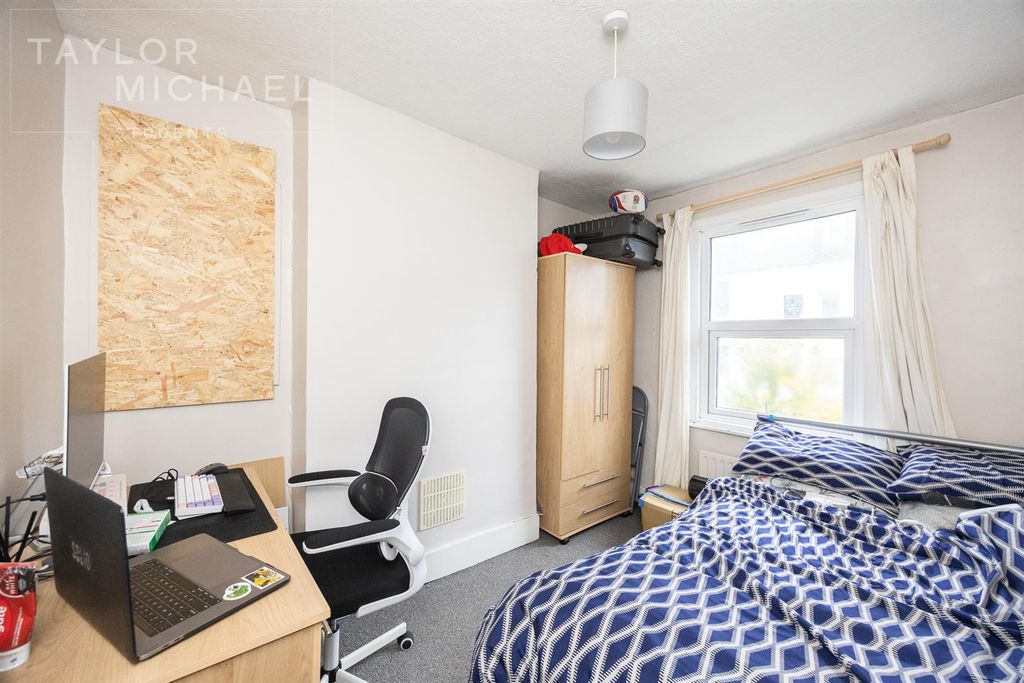 Property photo 3 of 9 Bedroom