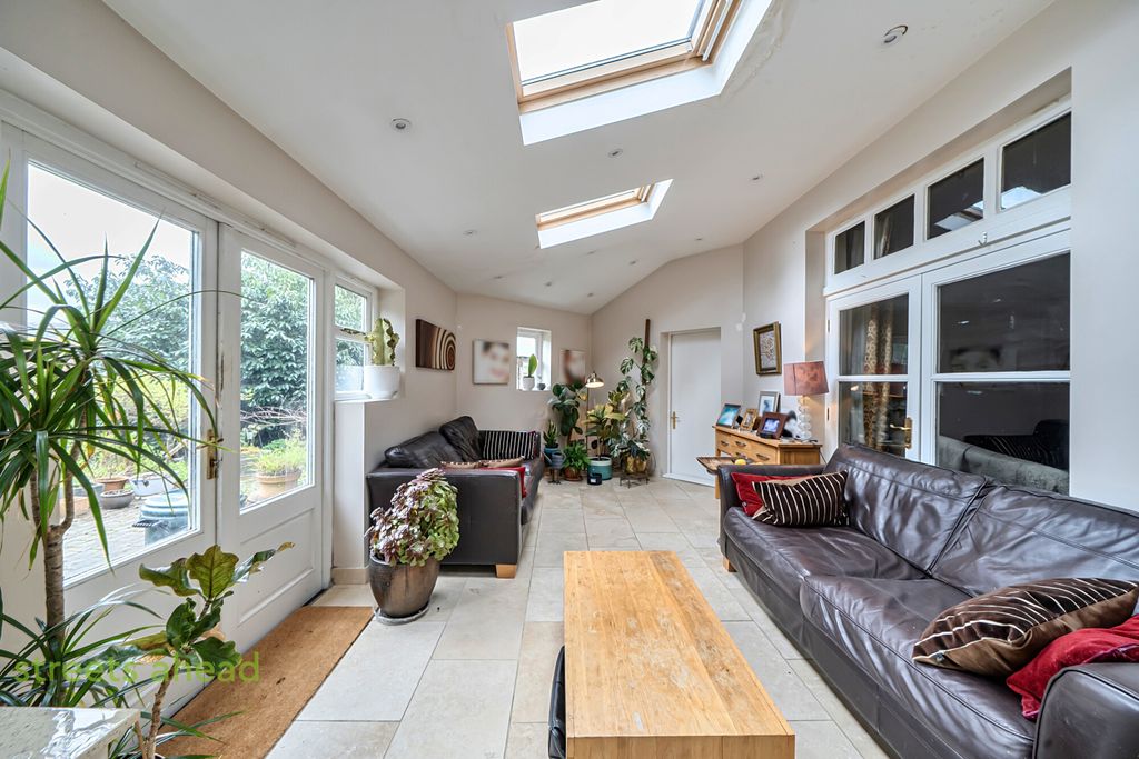 Property photo 3 of 19 9E06c69E-972B-4E0...