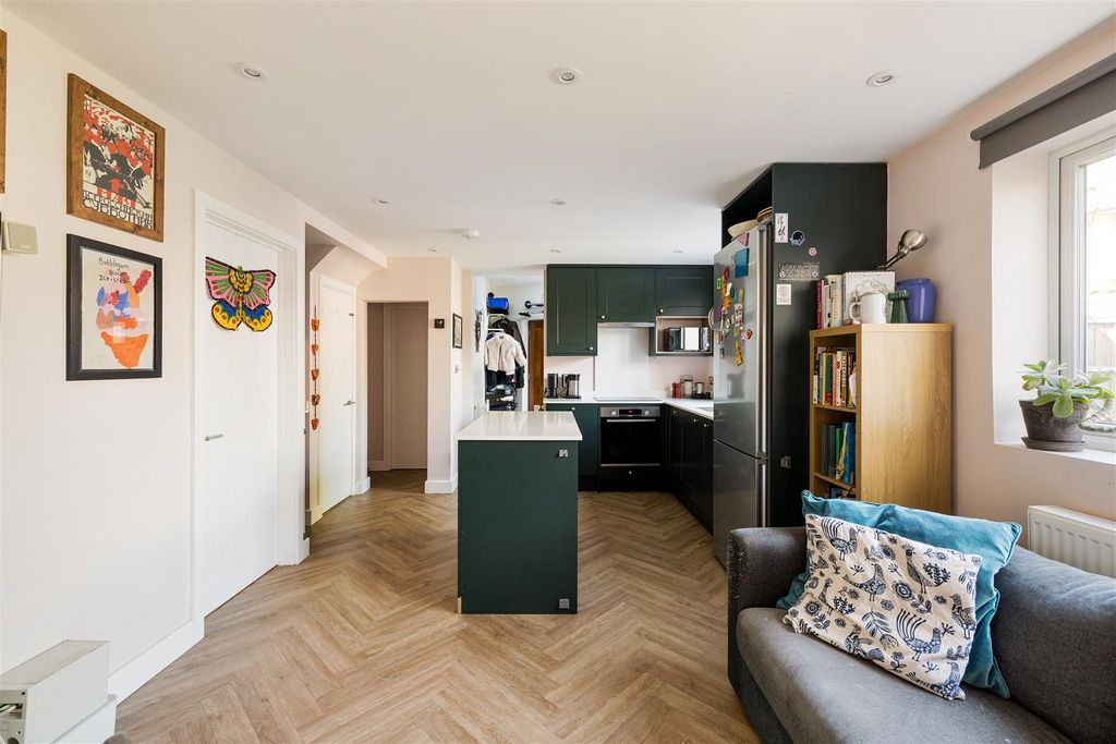 Property photo 1 of 22 Dames Road, E7