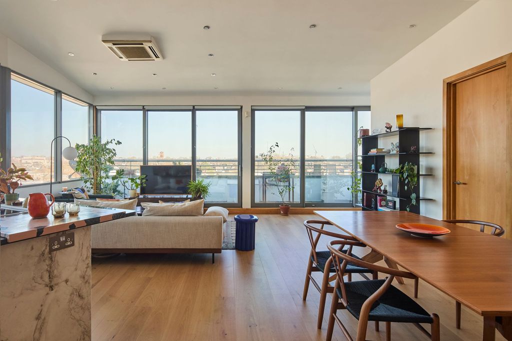 Property photo 2 of 28