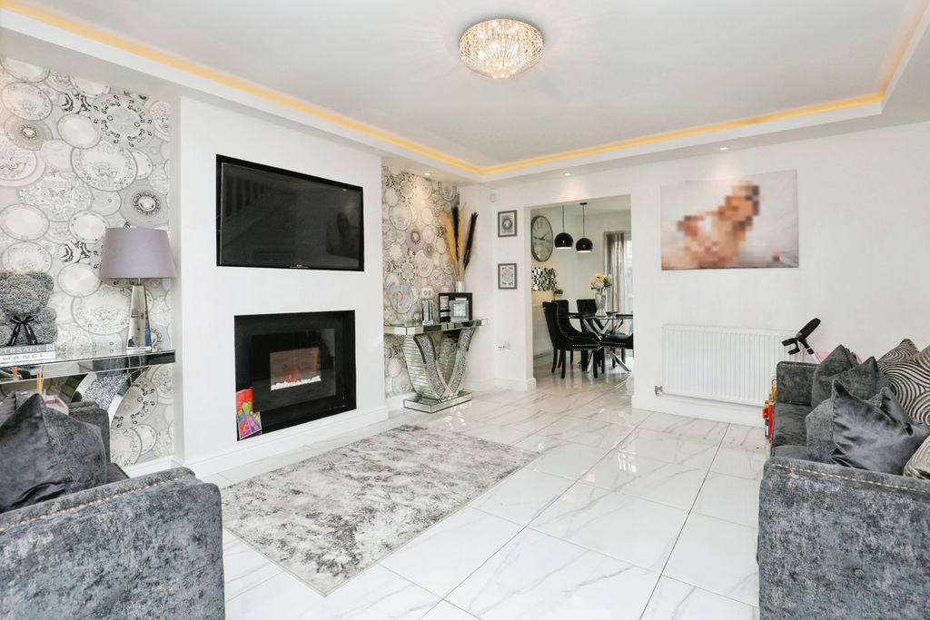 Property photo 1 of 15 Lounge