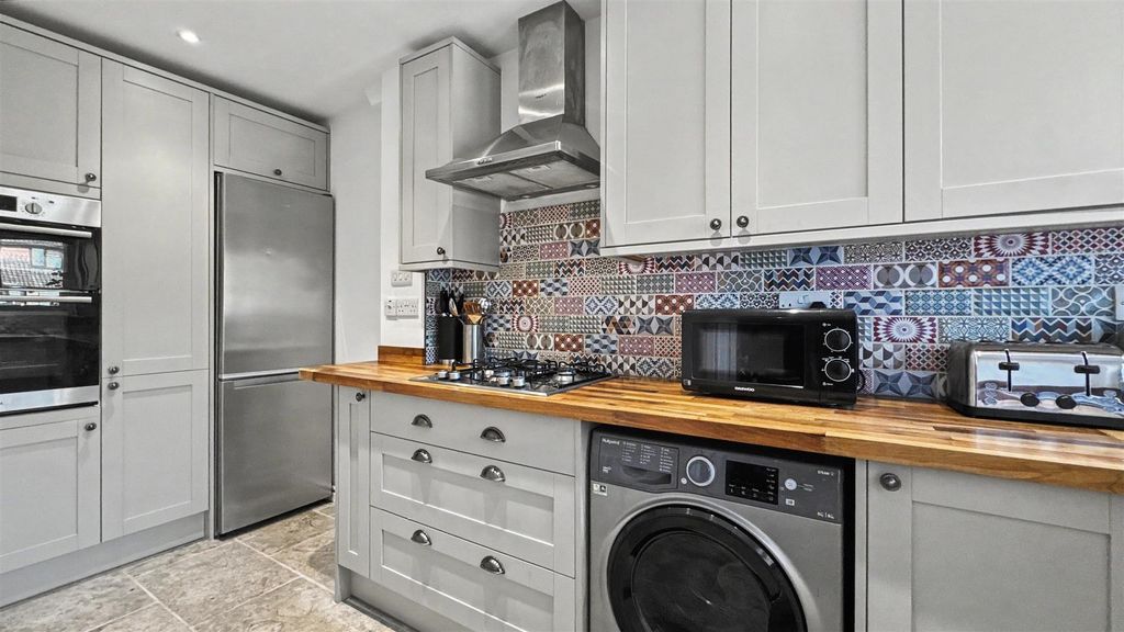 Property photo 3 of 9 Kitchen