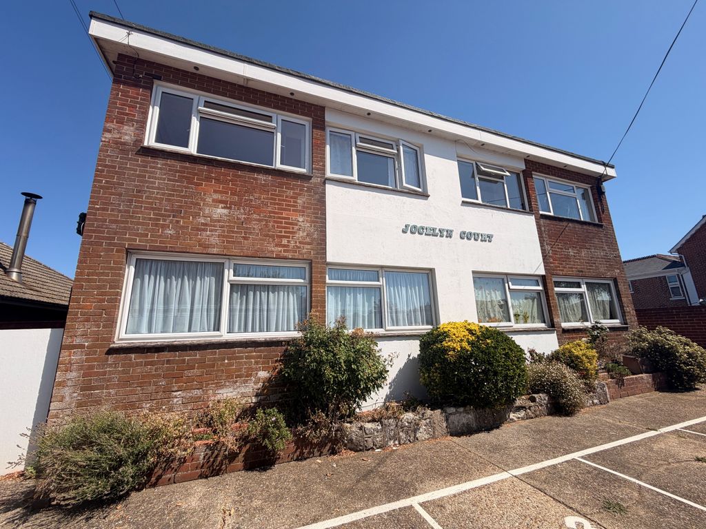 2 bed flat to rentAvenue Road, Sandown PO36