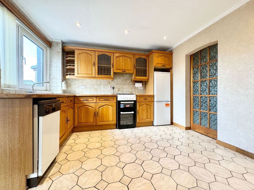 Property photo 2 of 28