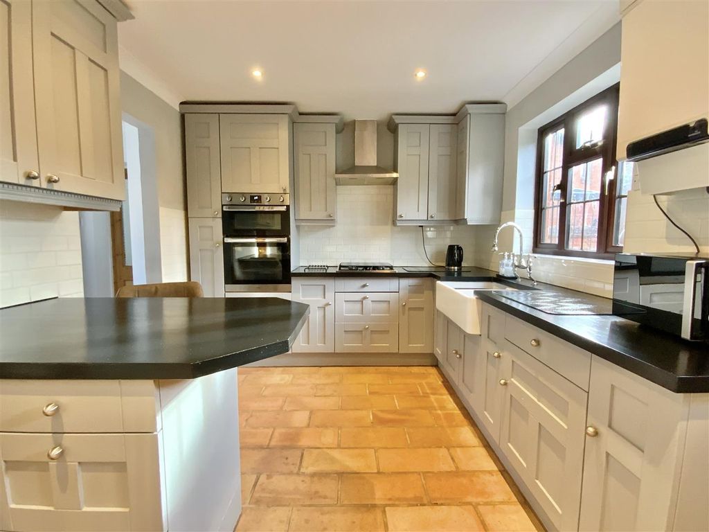 Property photo 3 of 17 Kitchen