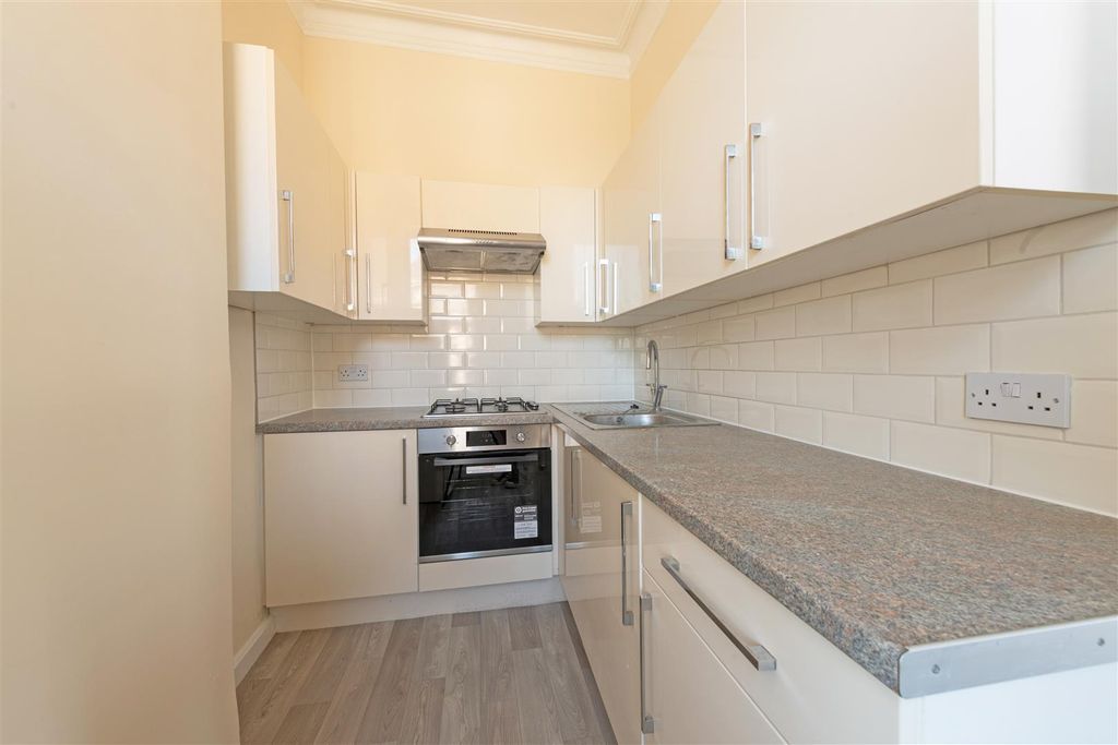 Property photo 3 of 10 195B Lavender Hill Kit.Jpg