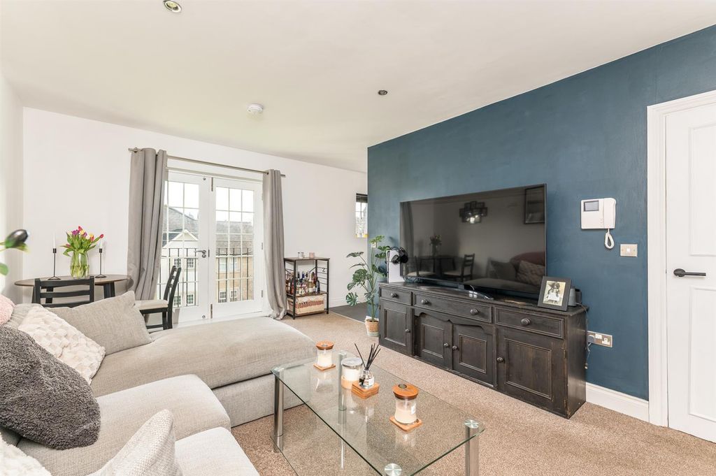 Property photo 2 of 18 Sitting Area