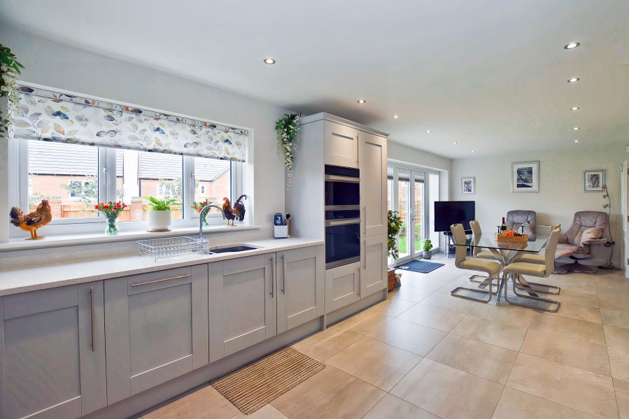 Property photo 2 of 31 Dining Kitchen 4