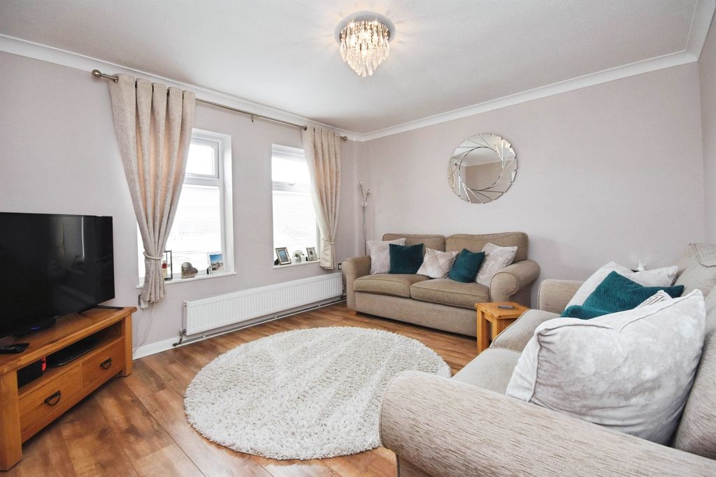 Property photo 3 of 17 Lounge