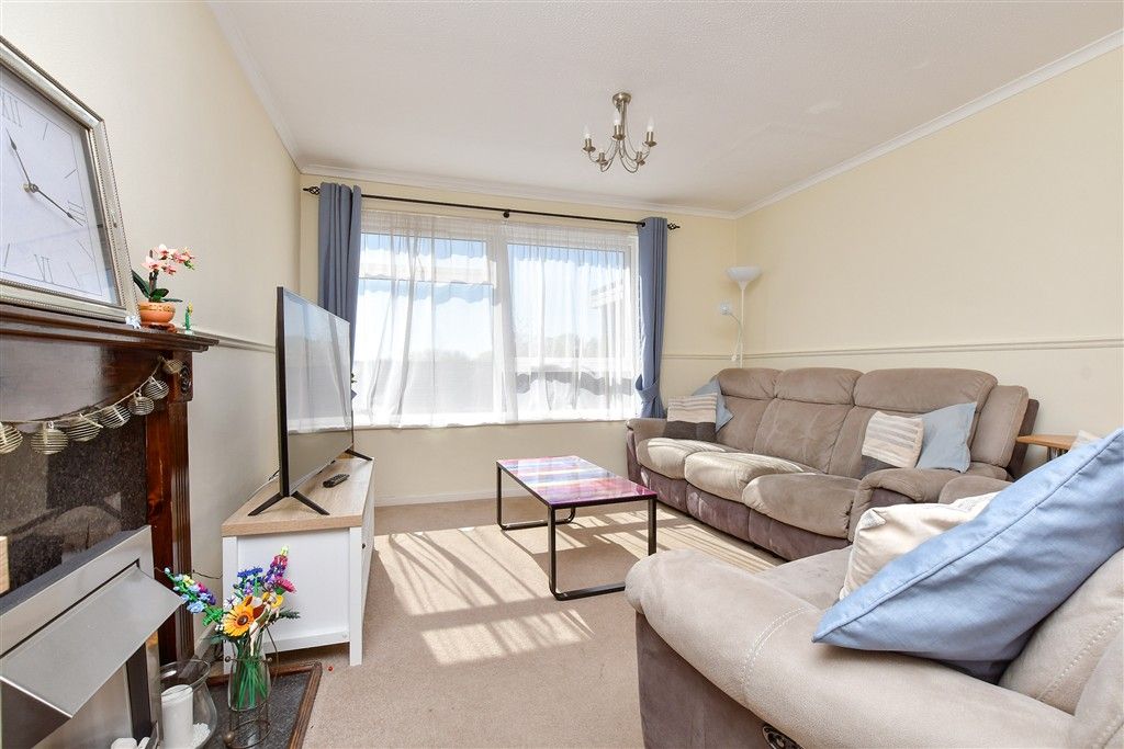 Property photo 3 of 16 Lounge