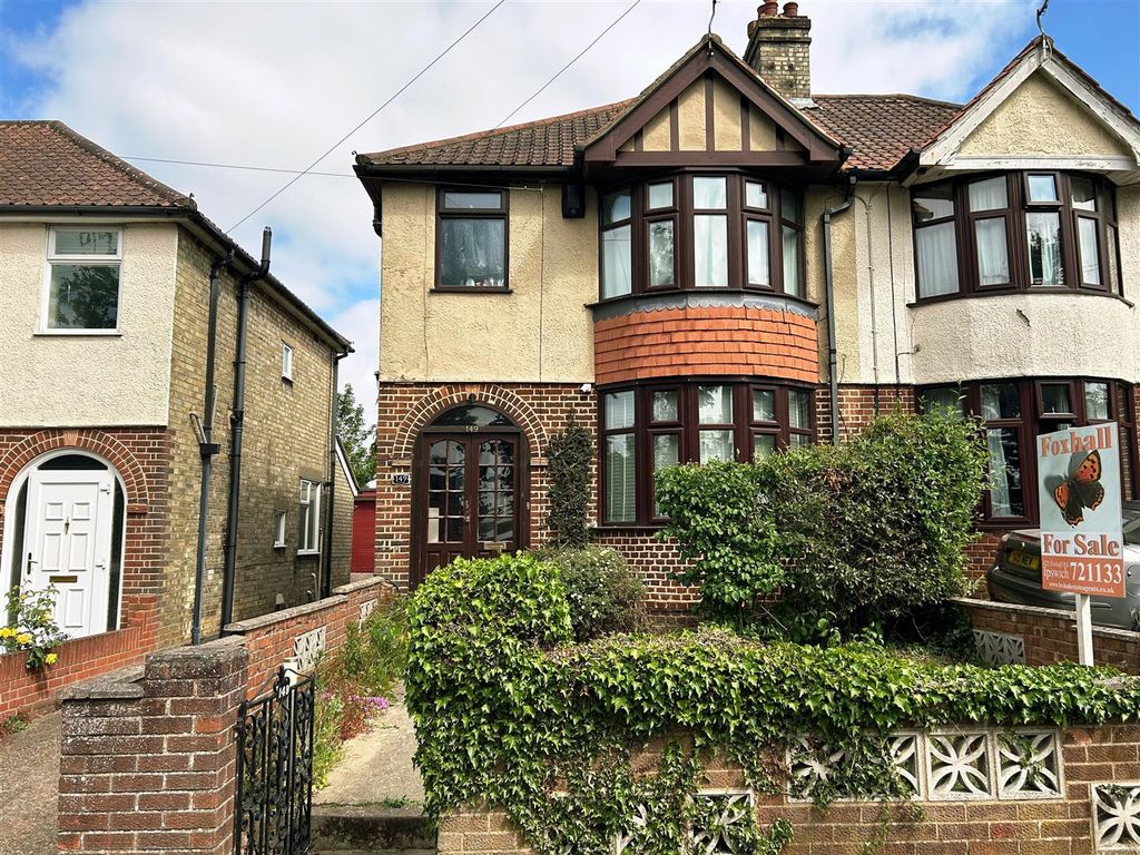 Property photo 1 of 26 Clapgate Lane