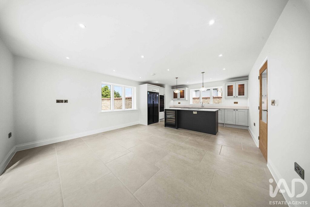 Property photo 3 of 31