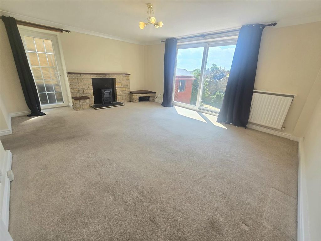 Property photo 3 of 18 Living