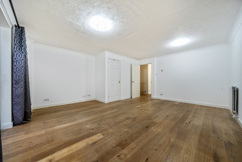 Property photo 2 of 18 Picture No. 15