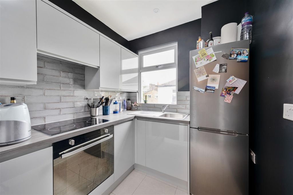 Property photo 3 of 20 Pearcroft Road, E11