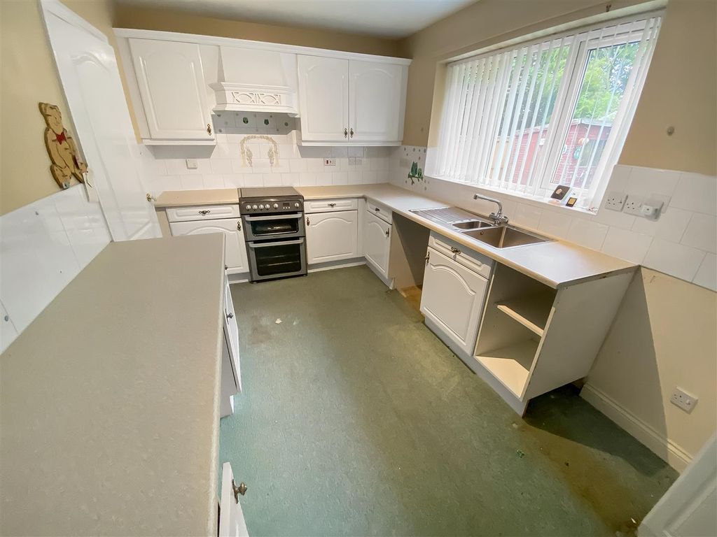 Property photo 3 of 11 Kitchen.Jpg
