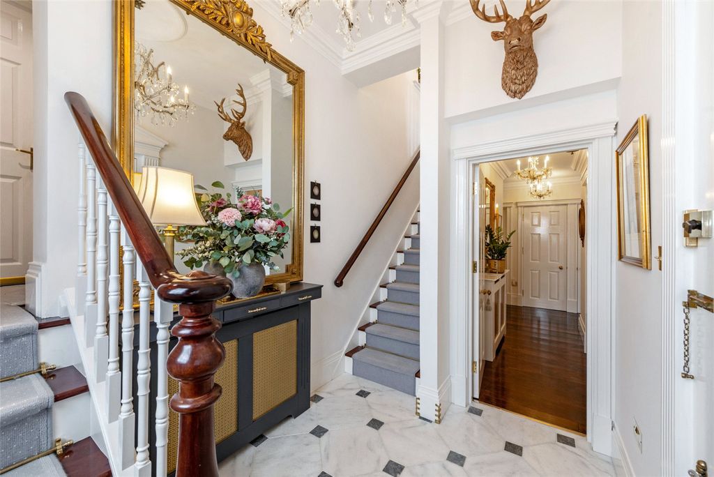 Property photo 2 of 32 Entrance Hall