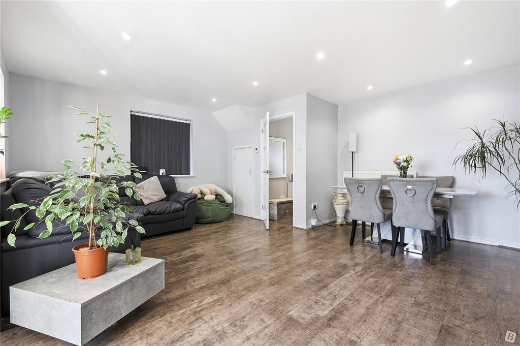 Property photo 2 of 27 Lounge