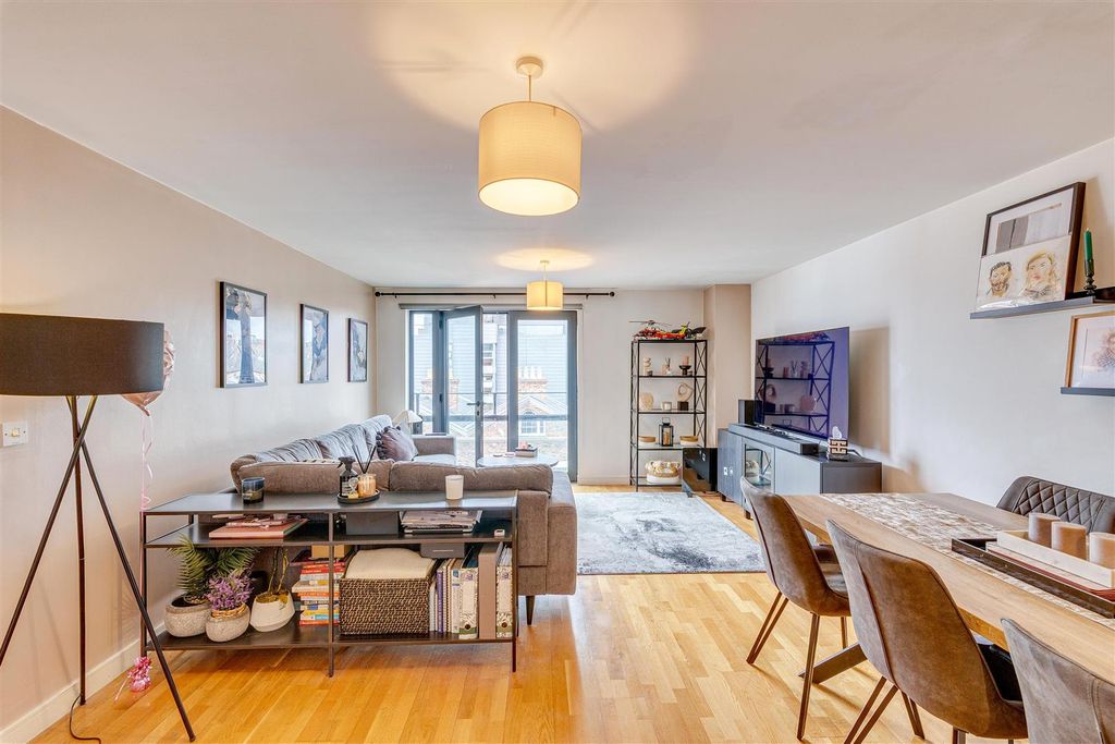 Property photo 2 of 16 81 Hudson Gardens_5.Jpg