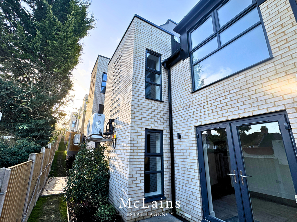 Property photo 2 of 9 Front (Exterior)