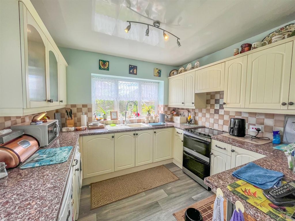 Property photo 2 of 11 Kitchen