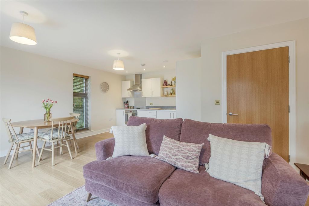 Property photo 3 of 18 8691410-Interior09.Jpg