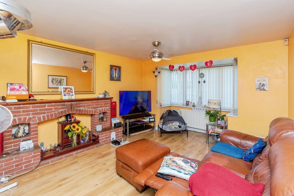 Property photo 3 of 17 Photo