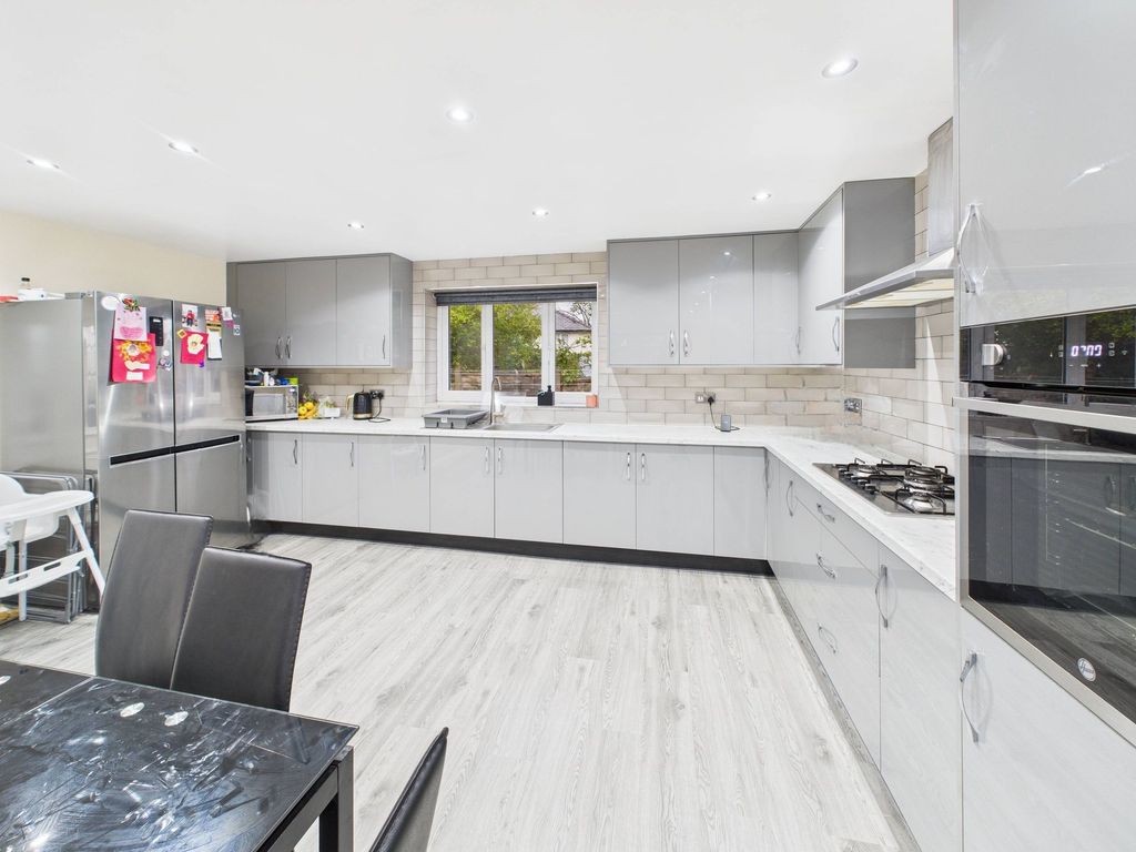 Property photo 3 of 27