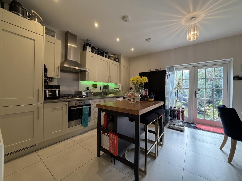 Property photo 3 of 10 Kitchen