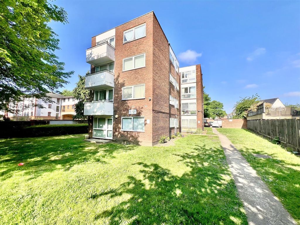 Property photo 3 of 8 Balmain Court