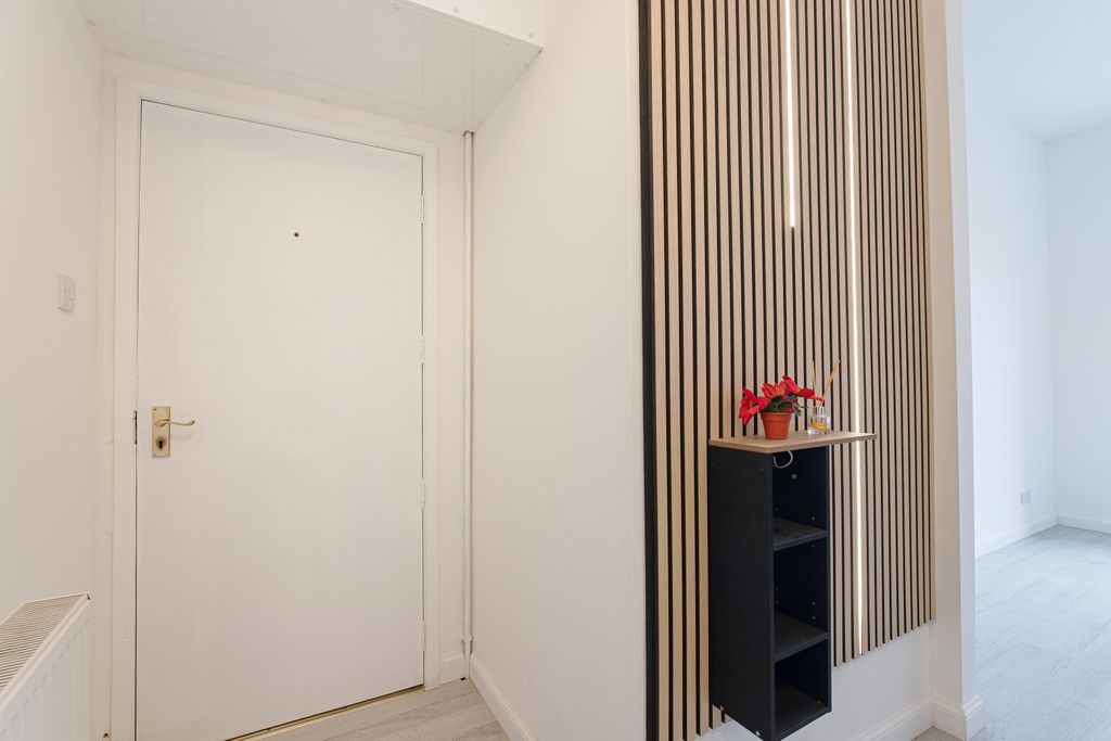 Property photo 2 of 8 Entry