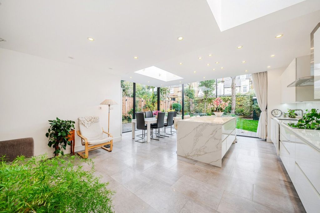 Property photo 2 of 28 Picture No. 16