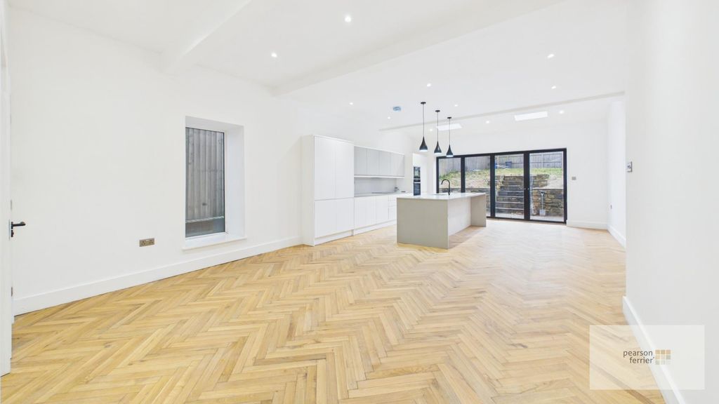 Property photo 3 of 34