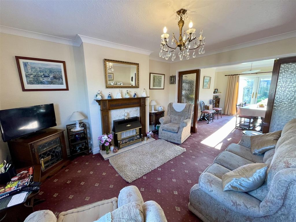 Property photo 3 of 14 Lounge