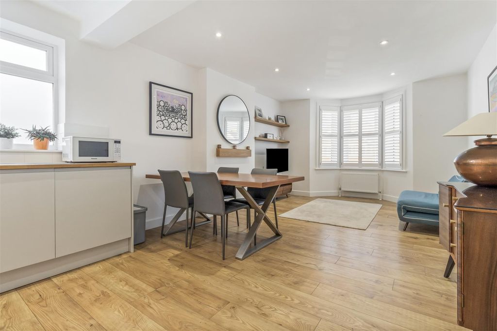 Property photo 3 of 15 5. 19 Reigate Road_007.Jpg