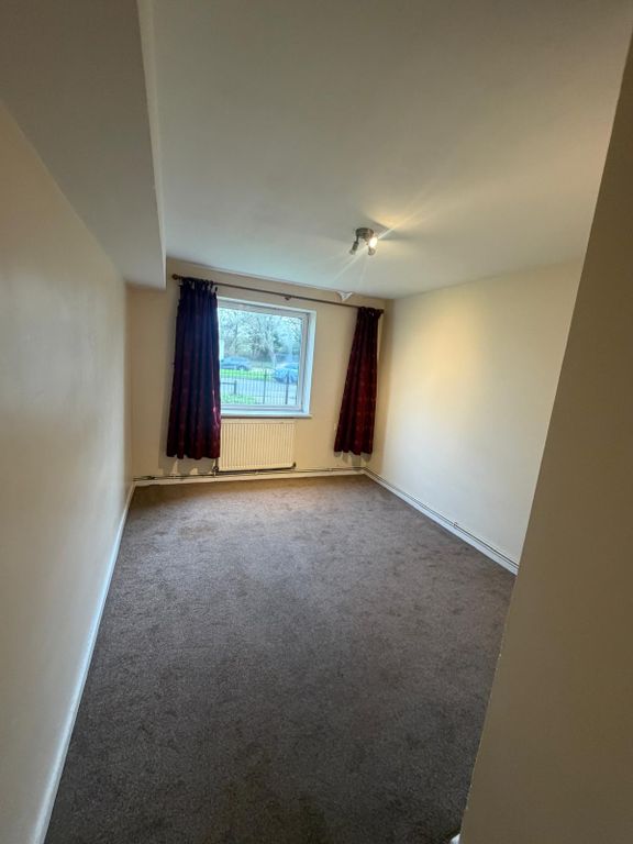 Property photo 1 of 9 3 Bed Flat For Sale Convent Way, Southall Ub2 5Un