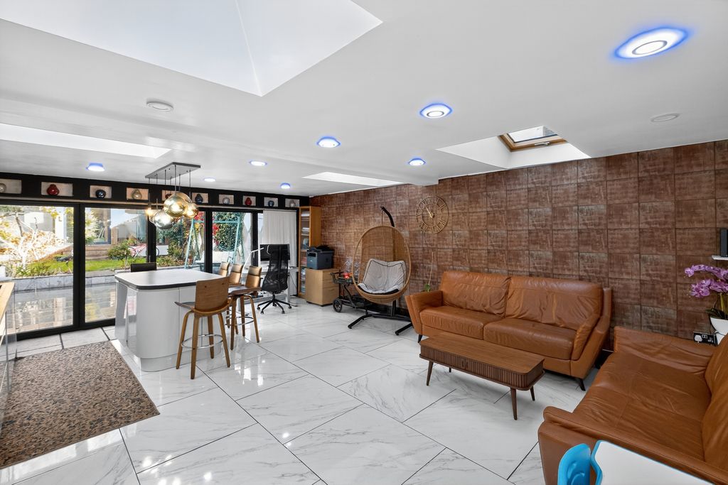 Property photo 3 of 42