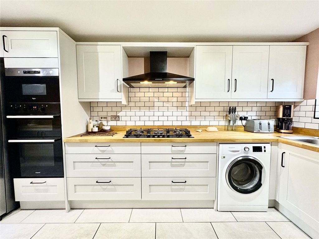 Property photo 3 of 37 Picture No. 16