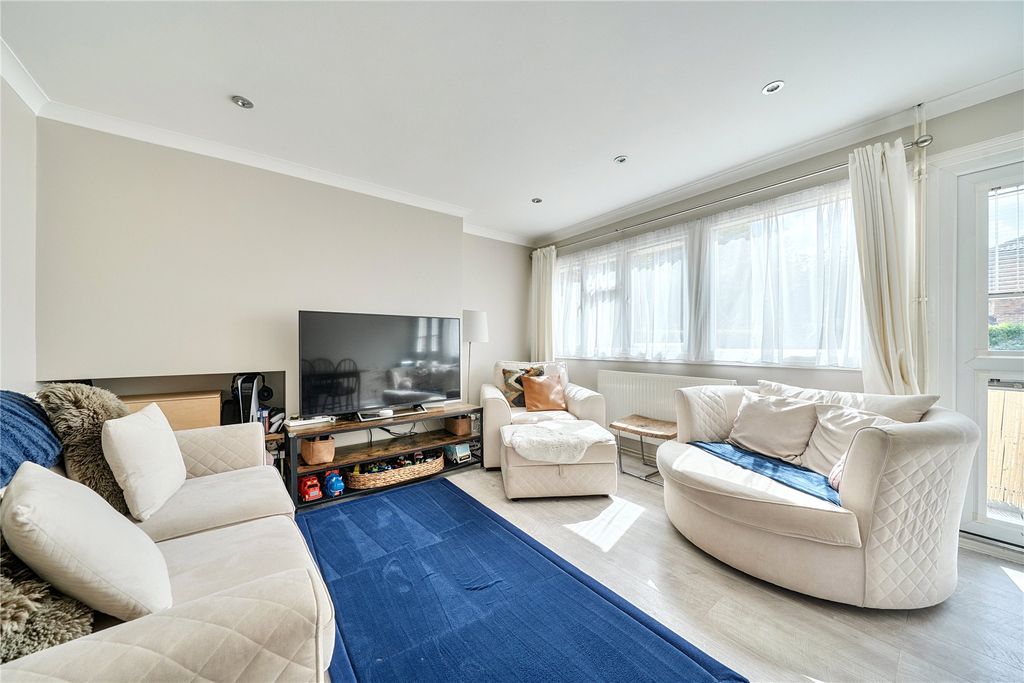 Property photo 3 of 19 Lounge