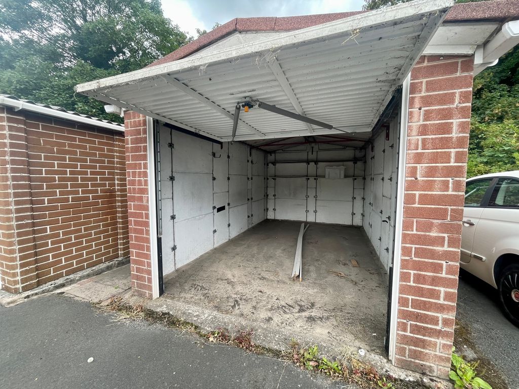 Property photo 3 of 8 Garage