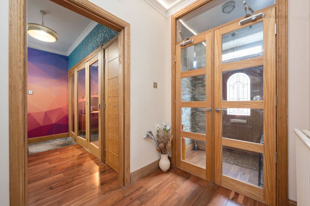 Property photo 2 of 25